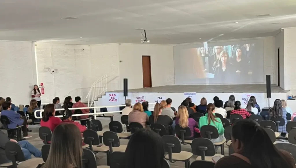 Clevelândia promove ação do Agosto Lilás com cinema Clevelândia Agosto lilás
