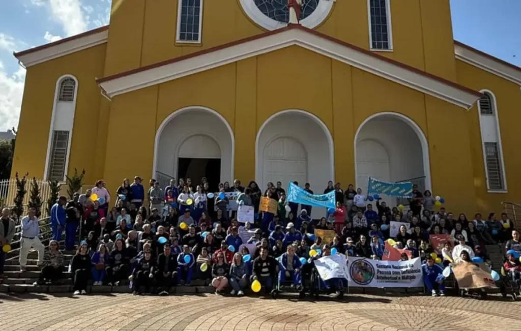 Paraná realiza caminhada em defesa das Apaes e escolas especiais Manifestação Apae Pato Branco