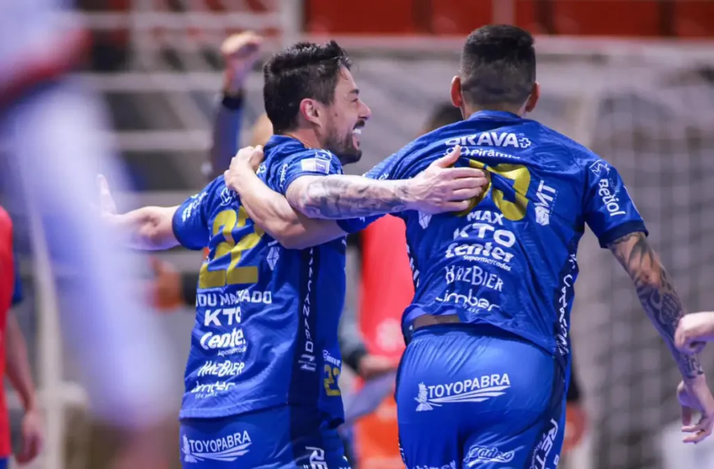 Empate em Guarapuava mantém disputa acirrada pela liderança cad guarapuava x pato futsal