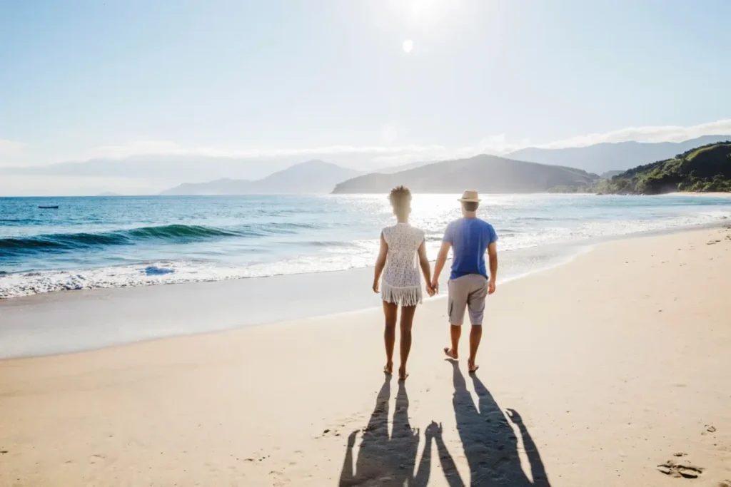 Casos de câncer de pele em idosos crescem 61% em 30 anos casal praia
