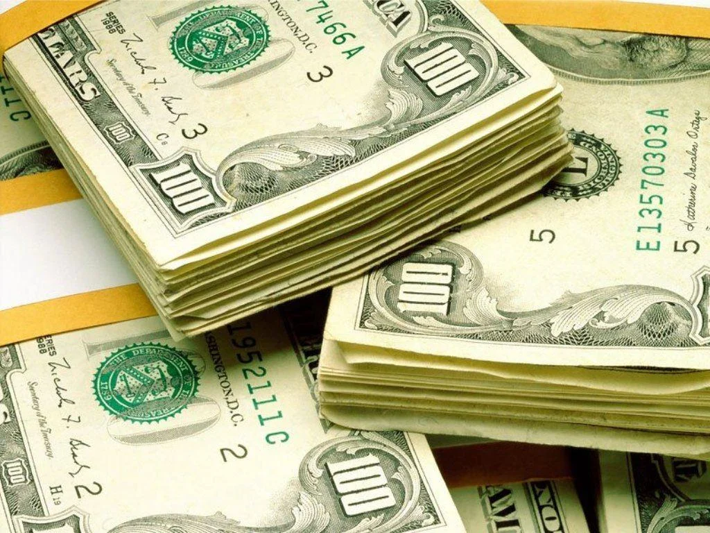 Dólar fecha em baixa e se aproxima de R$ 5,40 dólar