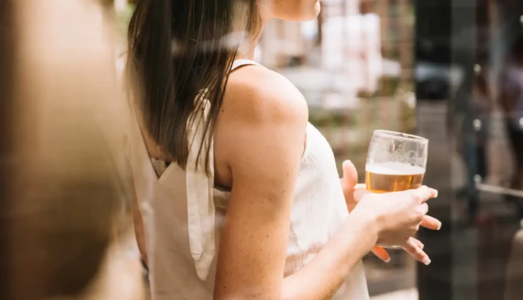 mulher bebendo cerveja