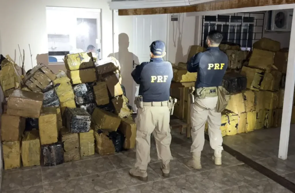 PRF apreende 4 toneladas de maconha escondidas em carga de ração prf maconha campina grande do sul
