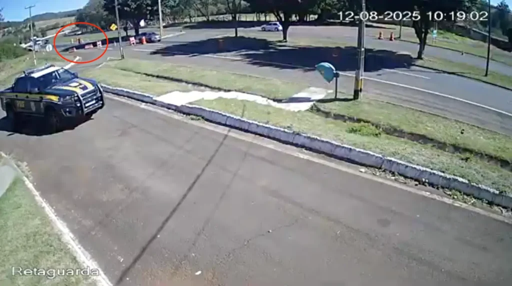 Vítima de sequestro relâmpago pula de carro em movimento sequestro relâmpago