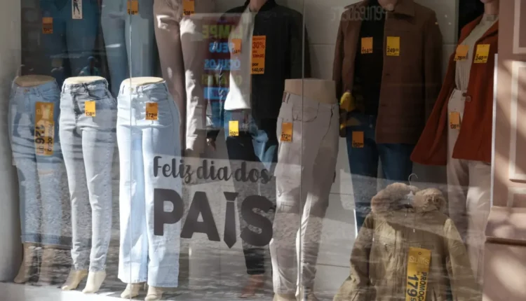 Vitrine de loja com promoções para o Dia dos Pais