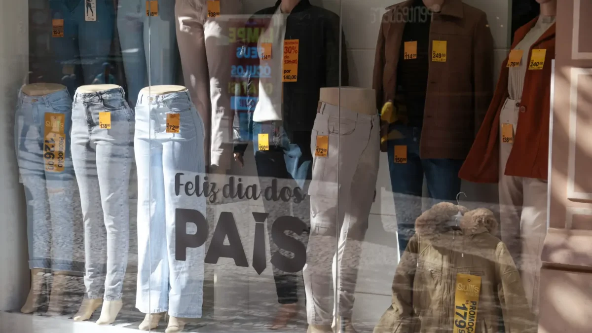 Vitrine de loja com promoções para o Dia dos Pais