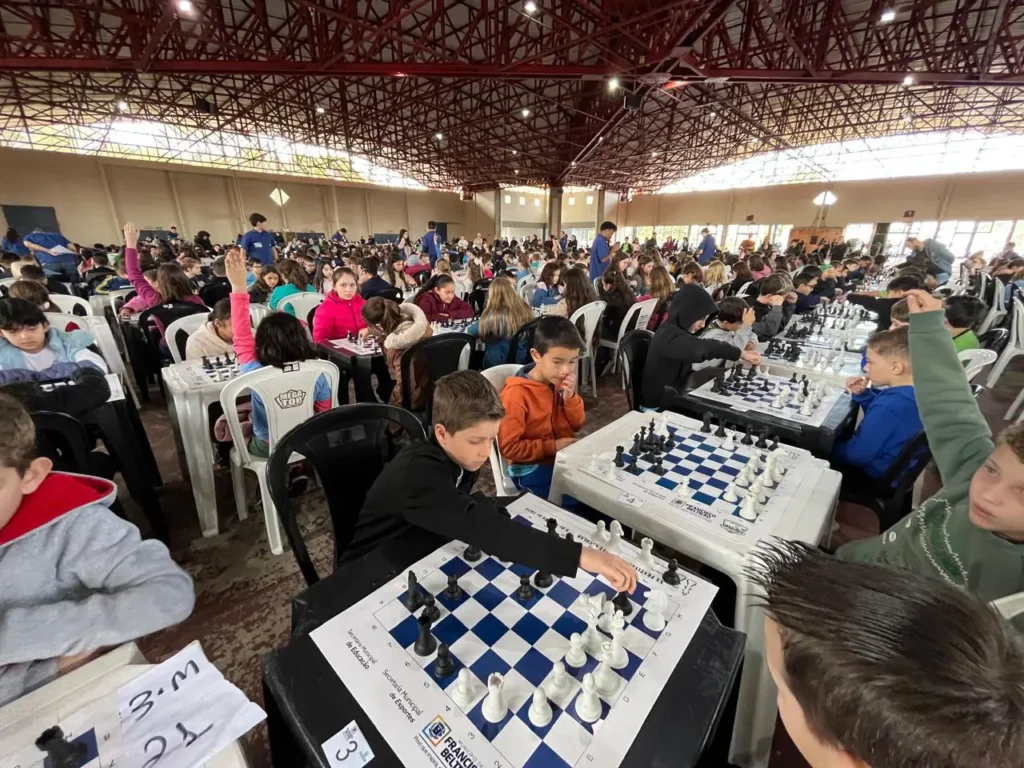 Festival de Xadrez reúne mais de 600 alunos em Beltrão xadrez francisco beltrão