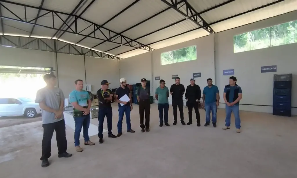 Dois Vizinhos entrega barracão e equipamentos para agricultura familiar agricultura familiar dv