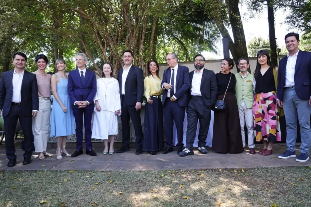 Curadores e colecionadores de arte comemoram criação do Centre Pompidou Paraná centre pompidou paraná