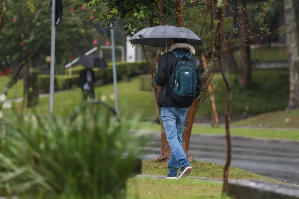 Frente fria avança e traz chuva para o Paraná neste fim de semana chuva