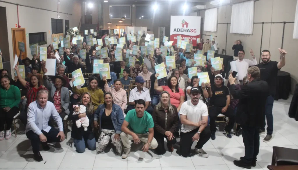 Clevelândia entrega 190 títulos de propriedade a famílias clevelândia títulos