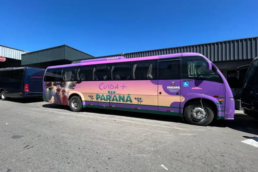 Paraná entrega 40 ônibus adaptados para fortalecer políticas da pessoa idosa cuida mais paraná