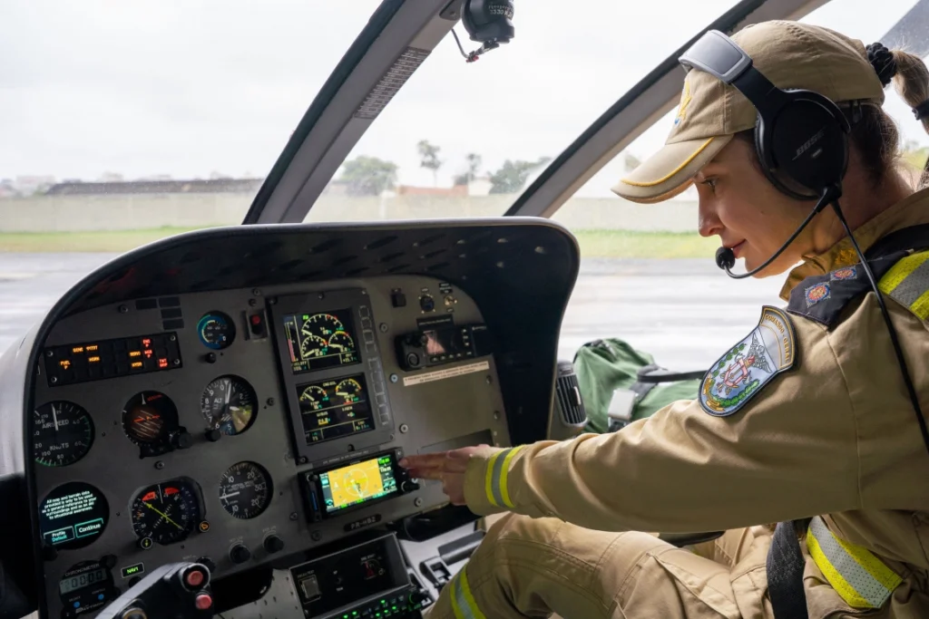 Primeira mulher piloto de helicóptero do Corpo de Bombeiros do Paraná helicópetro bombeiros mulher piloto