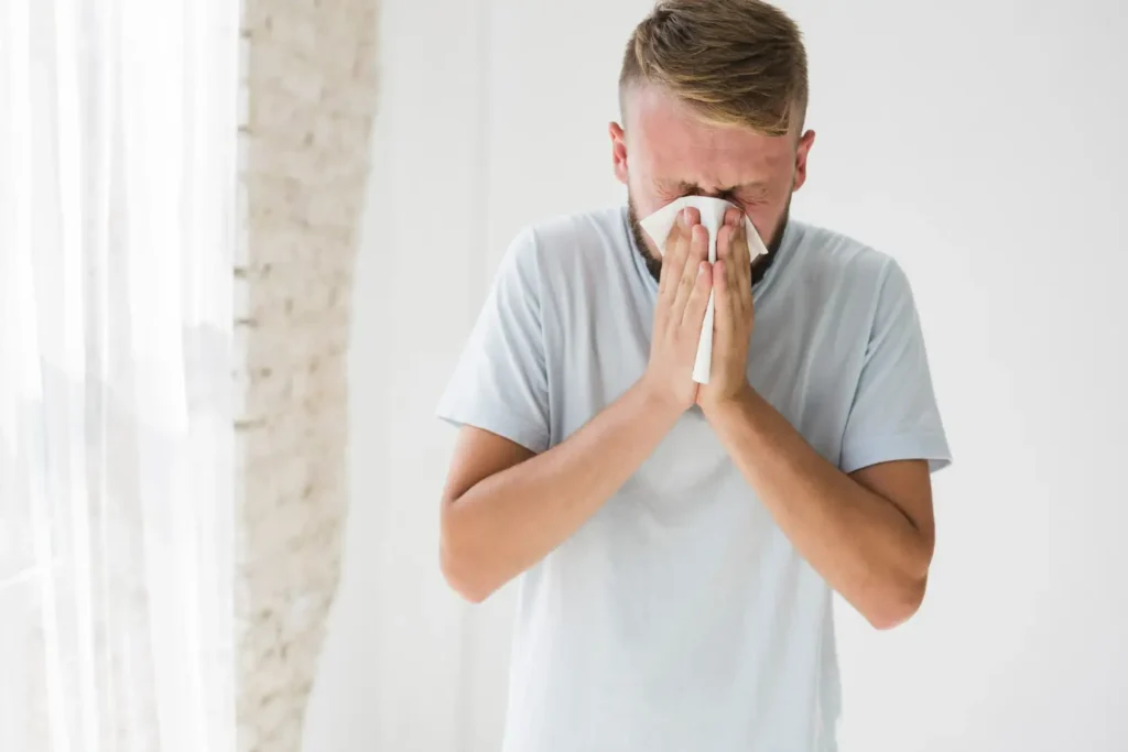 Primavera aumenta alergias sazonais; veja como se prevenir homem com alergia
