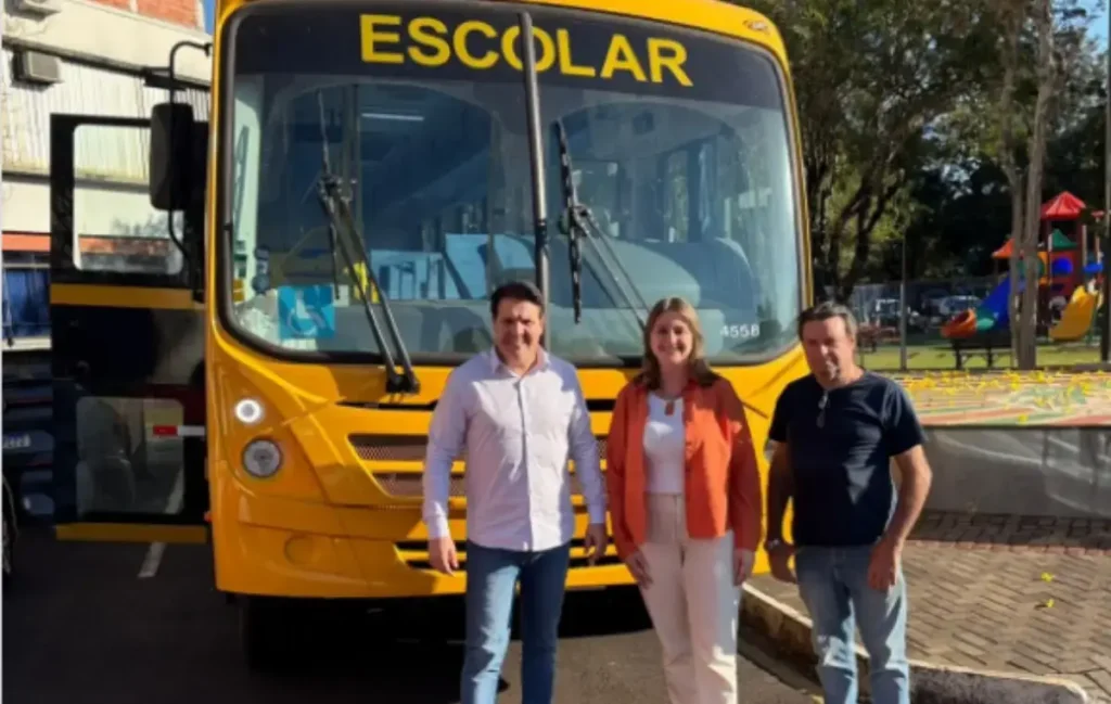Coronel Vivida recebe novo ônibus escolar para rede municipal ônibus educação coronel vivida