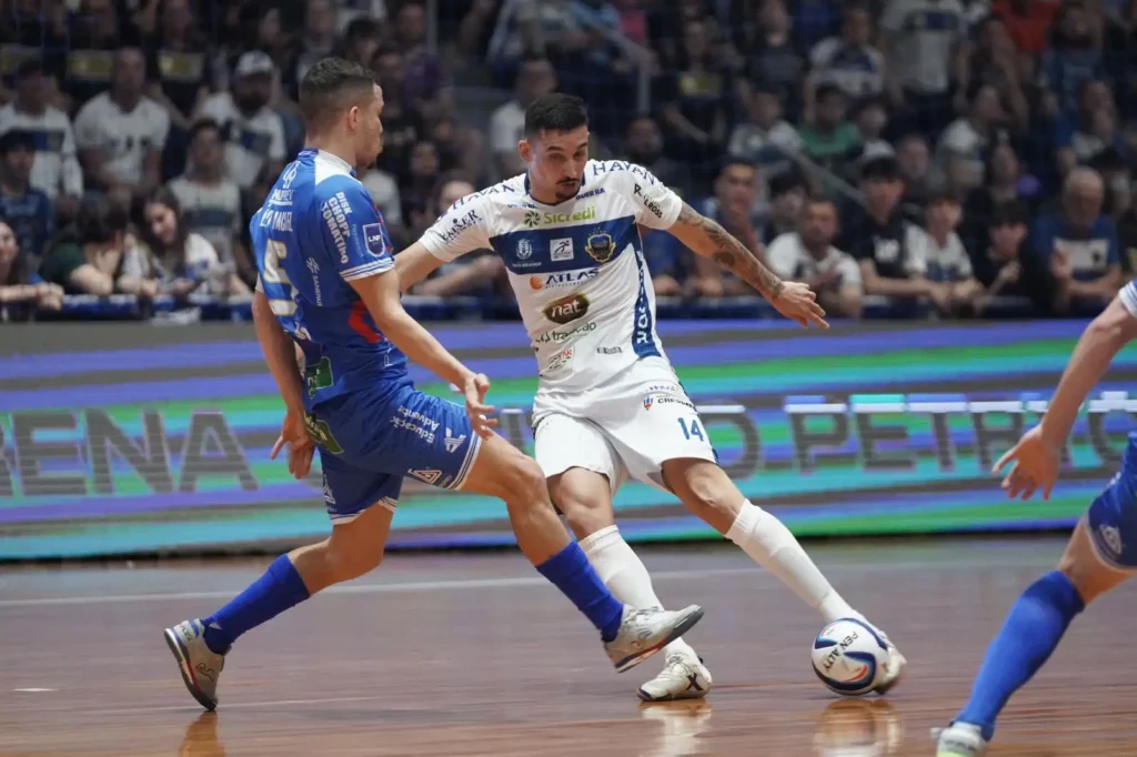 Pato Futsal vence Umuarama e garante vantagem nos playoffs pato futsal x umuarama