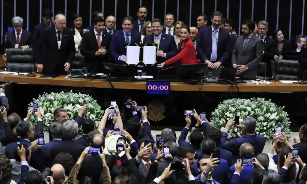 Congresso promulga PEC dos Precatórios e alivia dívidas públicas pec dos precatórios