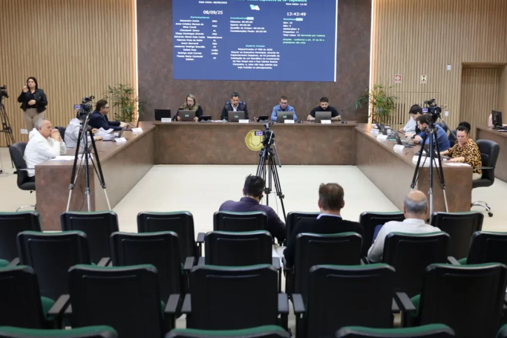 Câmara de Pato Branco aprova projetos de saúde e tecnologia plenário câmara pato branco