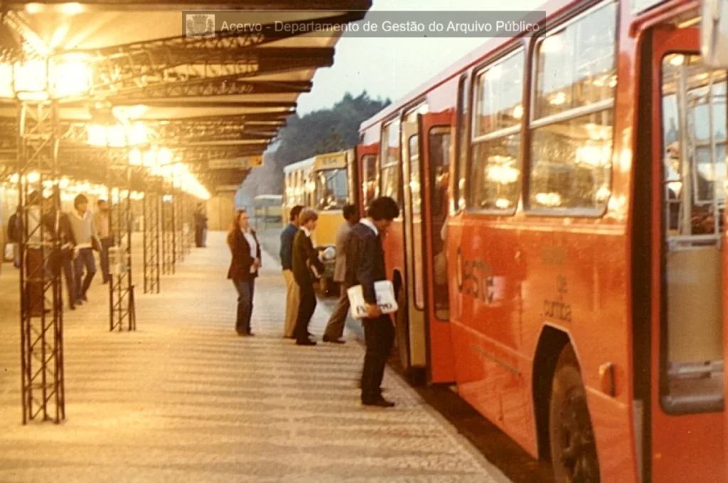 RIT e Tarifa Social mudam o transporte de Curitiba em 1980 transporte coletivo curitiba