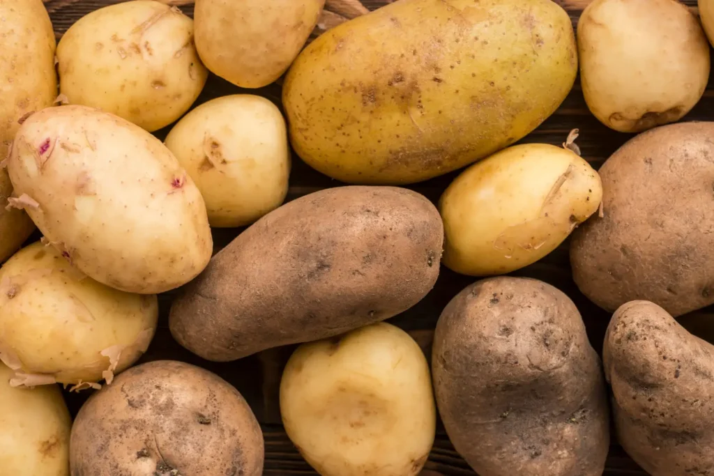 Batata: como o preparo influencia riscos e benefícios à saúde batatas