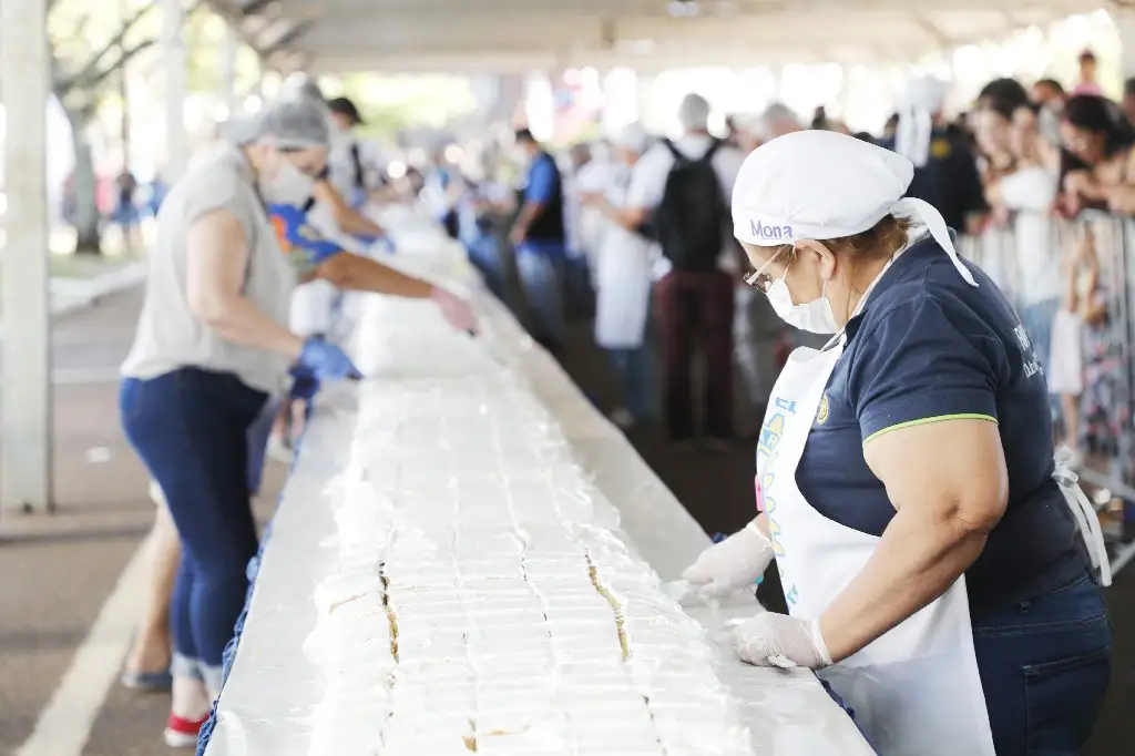 Cascavel comemora 74 anos com bolo gigante de 850 kg bolo aniversário cascavel