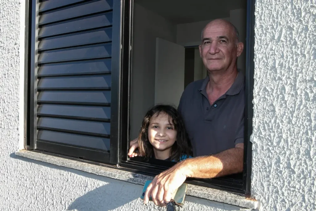 Idoso conquista casa própria com programa Casa Fácil casa fácil terceira idade