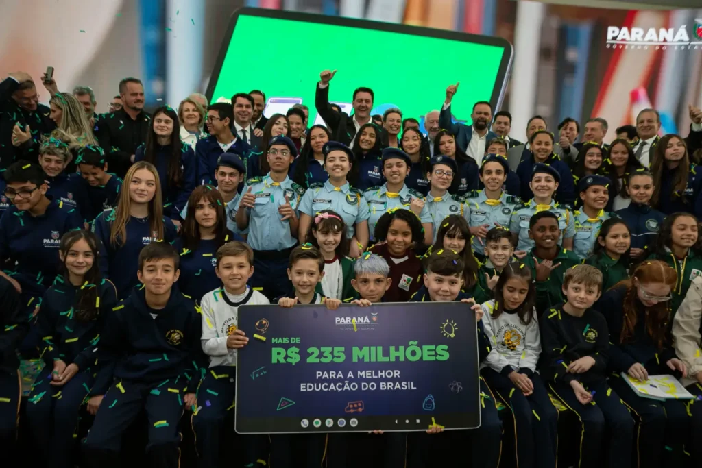 Paraná investe R$ 33 milhões em telas interativas e chromebooks melhorias educacao