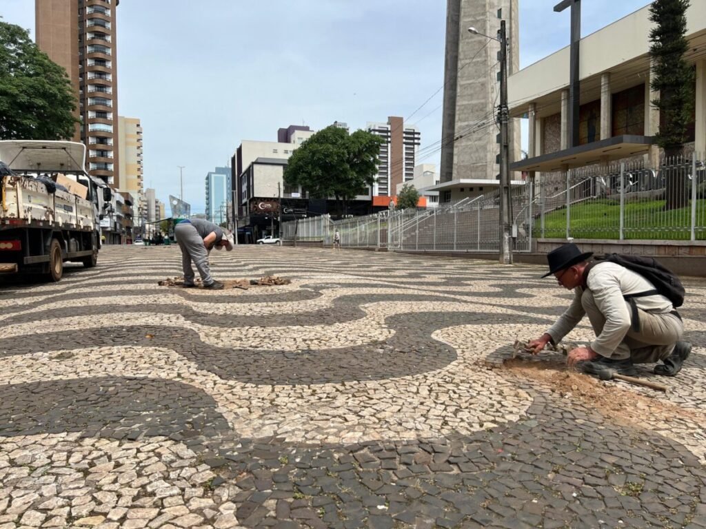 Prefeitura recupera pavimento do calçadão de Beltrão petit pave praça beltrão