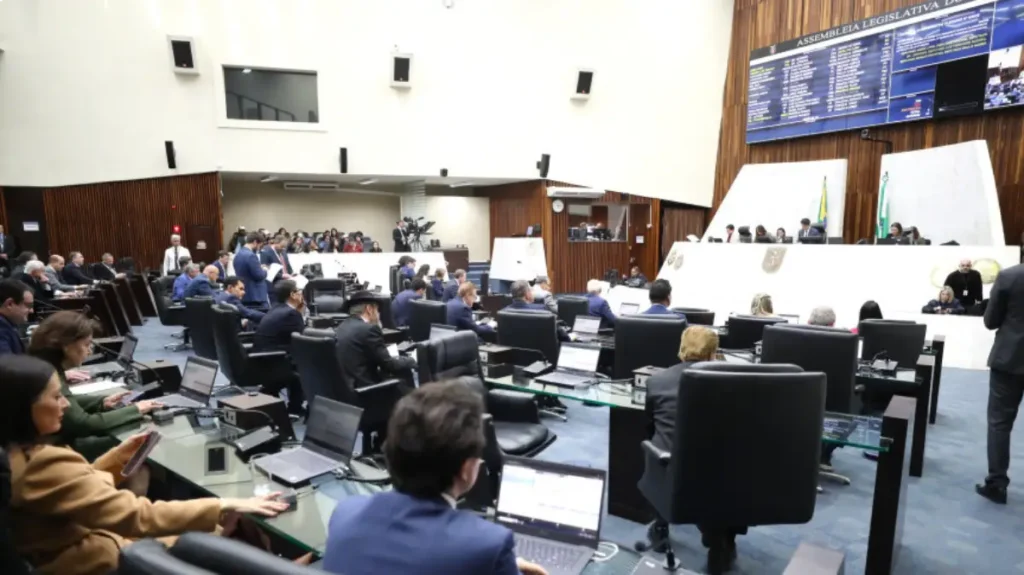 Assembleia acelera projeto que protege produtores de leite no Paraná plenário alep