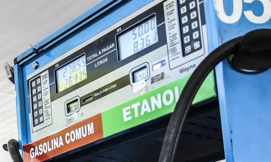 Petrobras reduz preço da gasolina em 4,9% para distribuidoras posto de gasolina