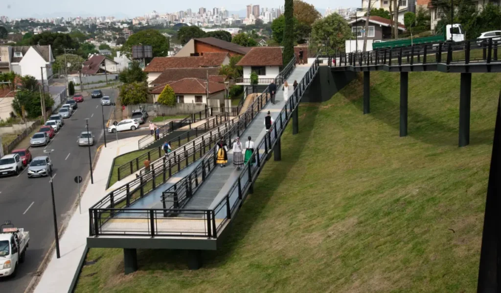 Curitiba inaugura Praça de Barcelona com mirante praça barcelona