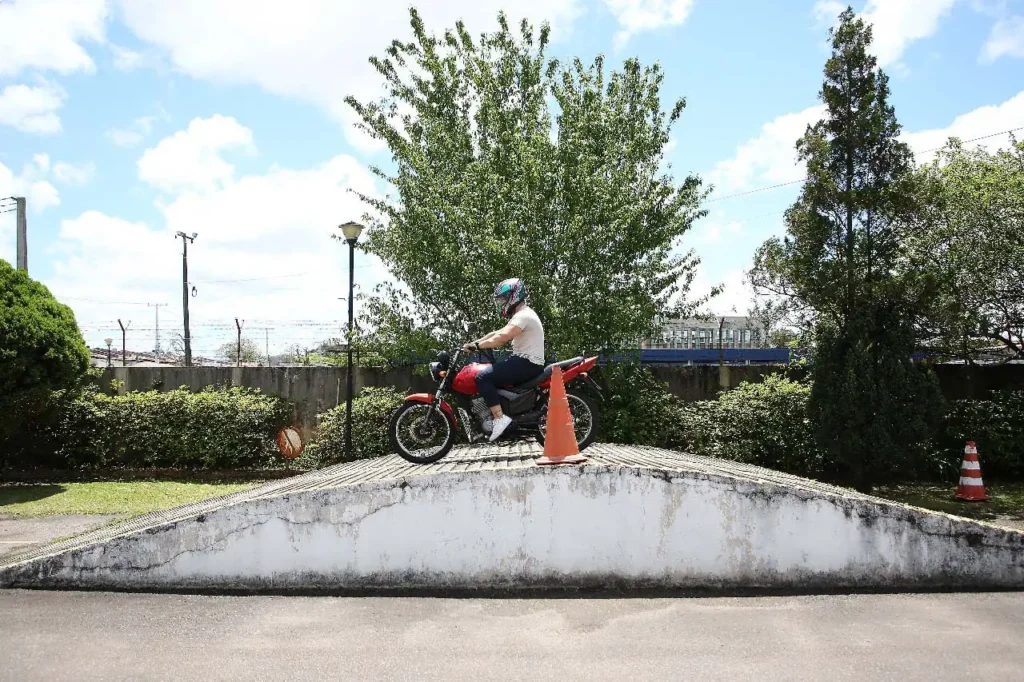 Detran-PR retira rampa de exame prático para motos rampa teste motos detran pr