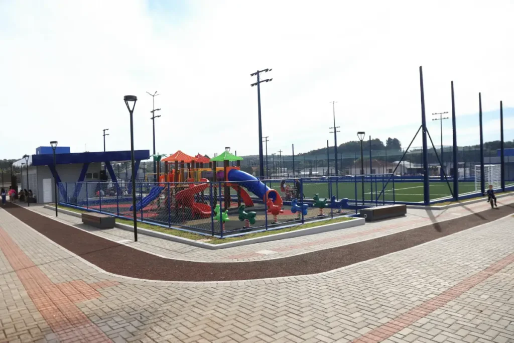 Vitorino reinaugura Praça Esportiva com chafariz dinâmico praça vitorino