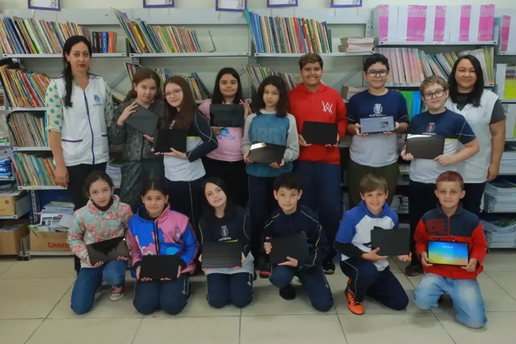 Pato Branco entrega 30 tablets do Letramento Digital tablets letramento digital