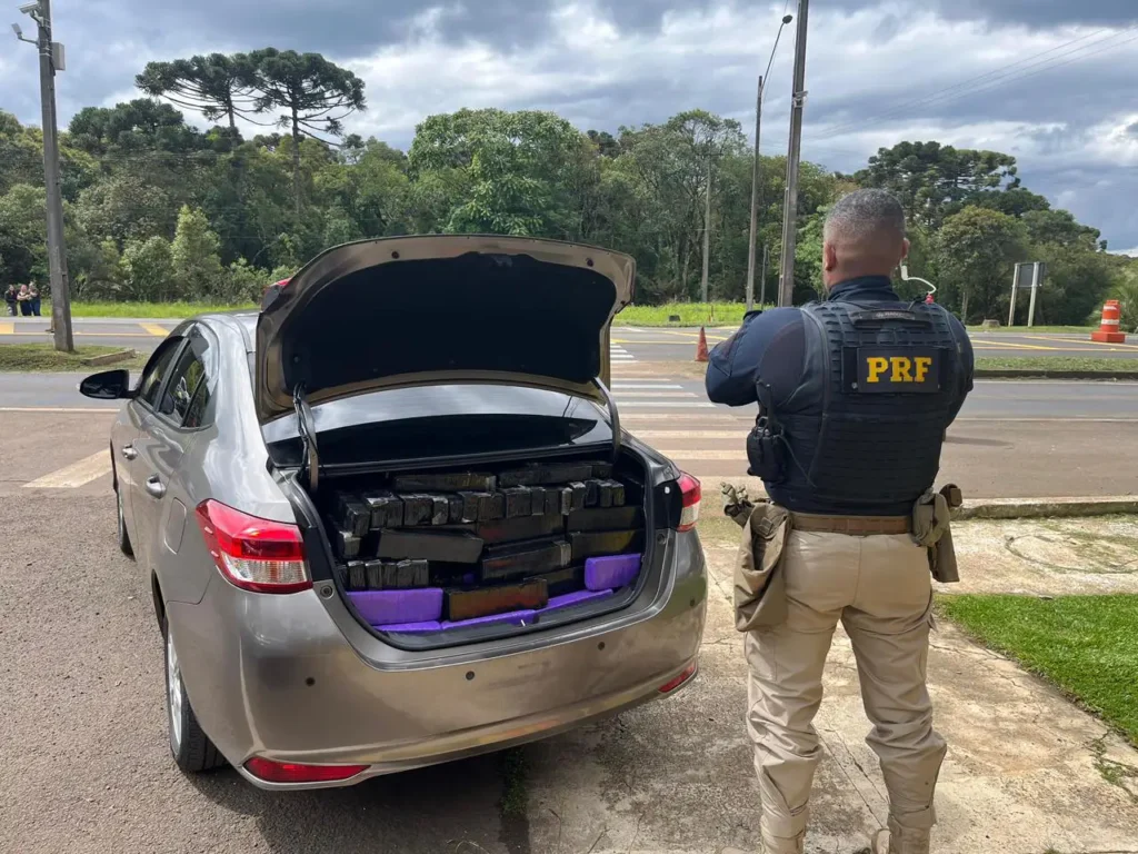 PRF apreende 360 quilos de maconha e recupera veículo furtado em Guarapuava (PR) veiculo maconha br 277 guarapuava