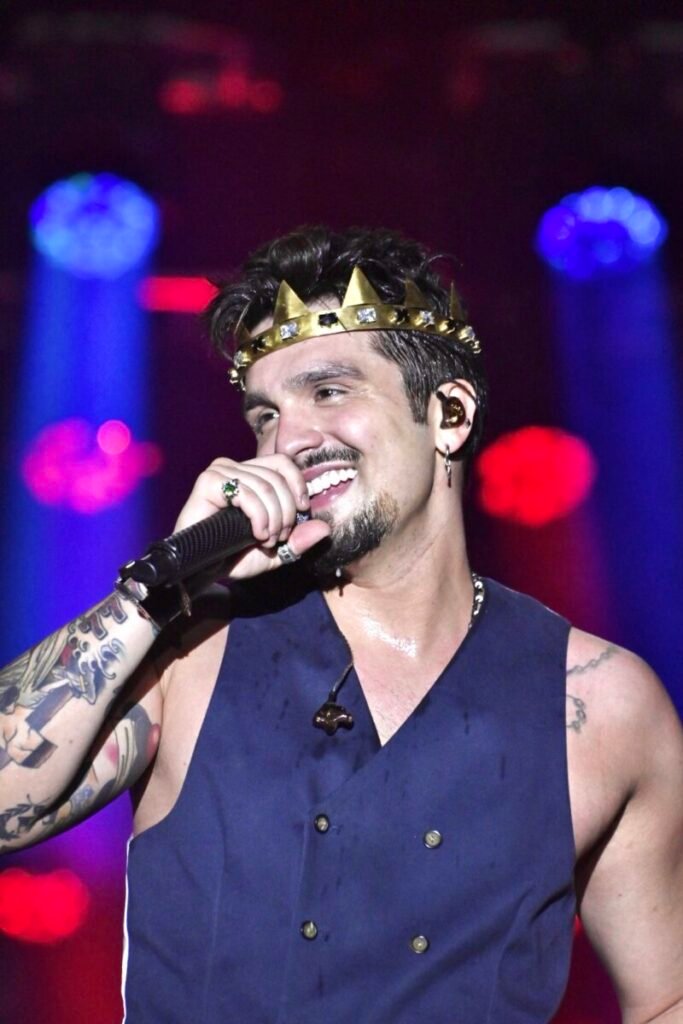 Luan Santana faz história e leva mais de 50 mil à Expopato www.levelsstudio.com.br/