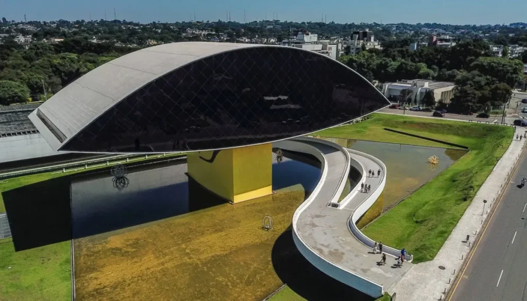 Curitiba é repleta de atrações para o turista curtir o verão museu oscar niemayer