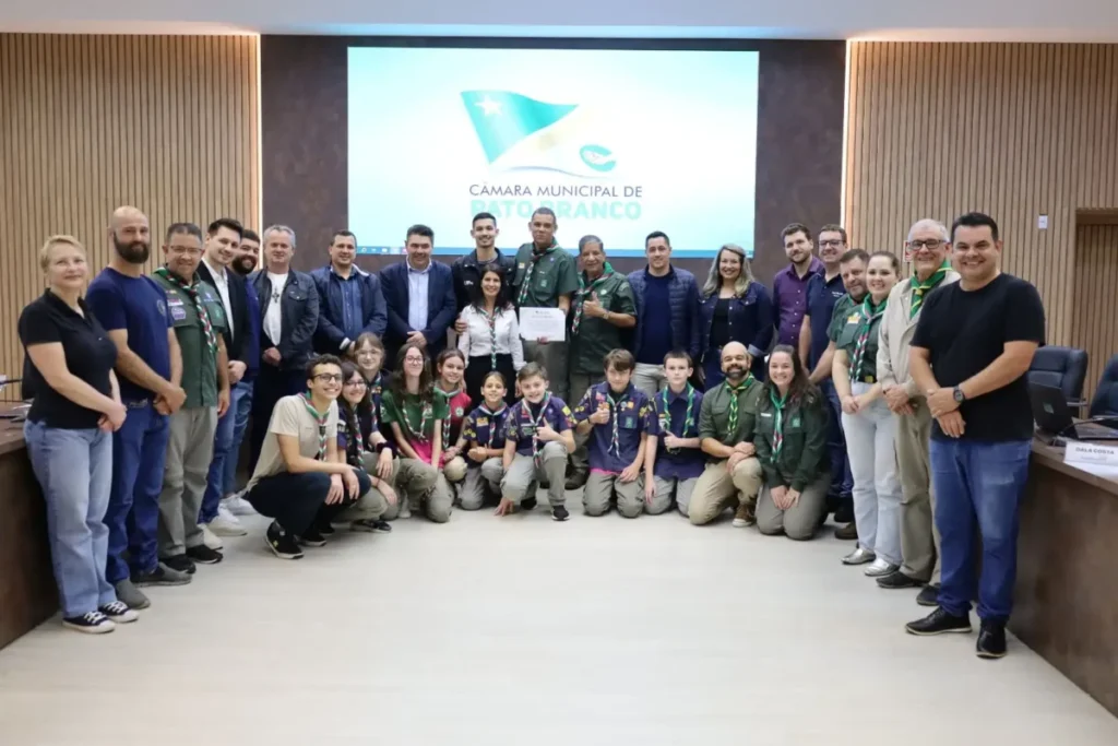 Câmara homenageia voluntário do Movimento Escoteiro em Pato Branco camara pato branco escotismo