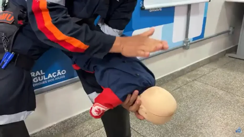 Guia orienta sobre primeiros socorros em engasgo infantil engasgo bebê