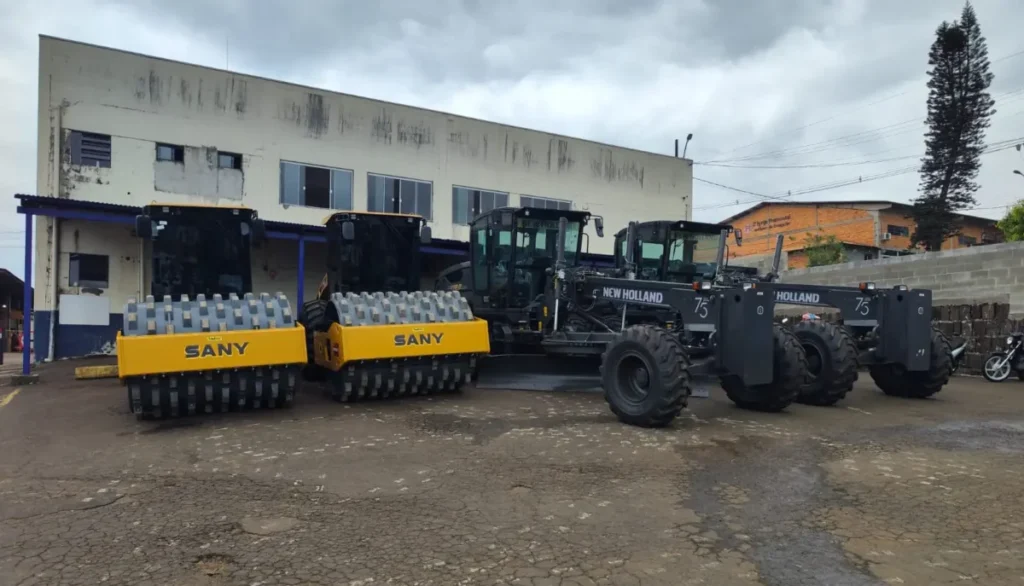 Francisco Beltrão recebe novas máquinas para recuperar estradas rurais equipamentos beltrão
