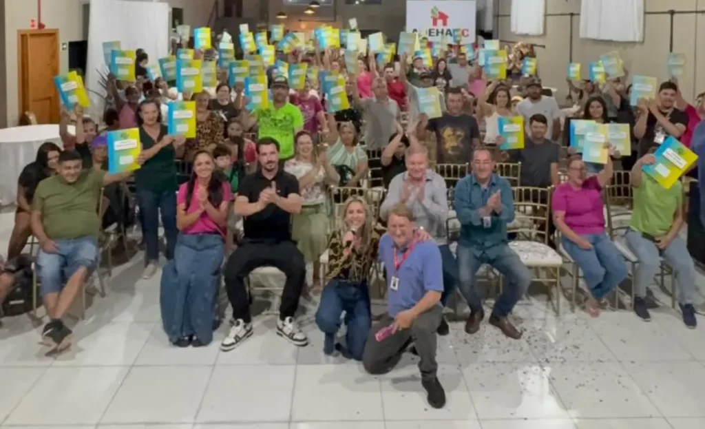 Clevelândia entrega 146 novas matrículas matrícula na mão clevelândia