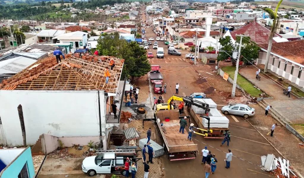 Reconstrução: Rio Bonito do Iguaçu 70% dos imóveis já têm cobertura rio bonito telhados recuperados