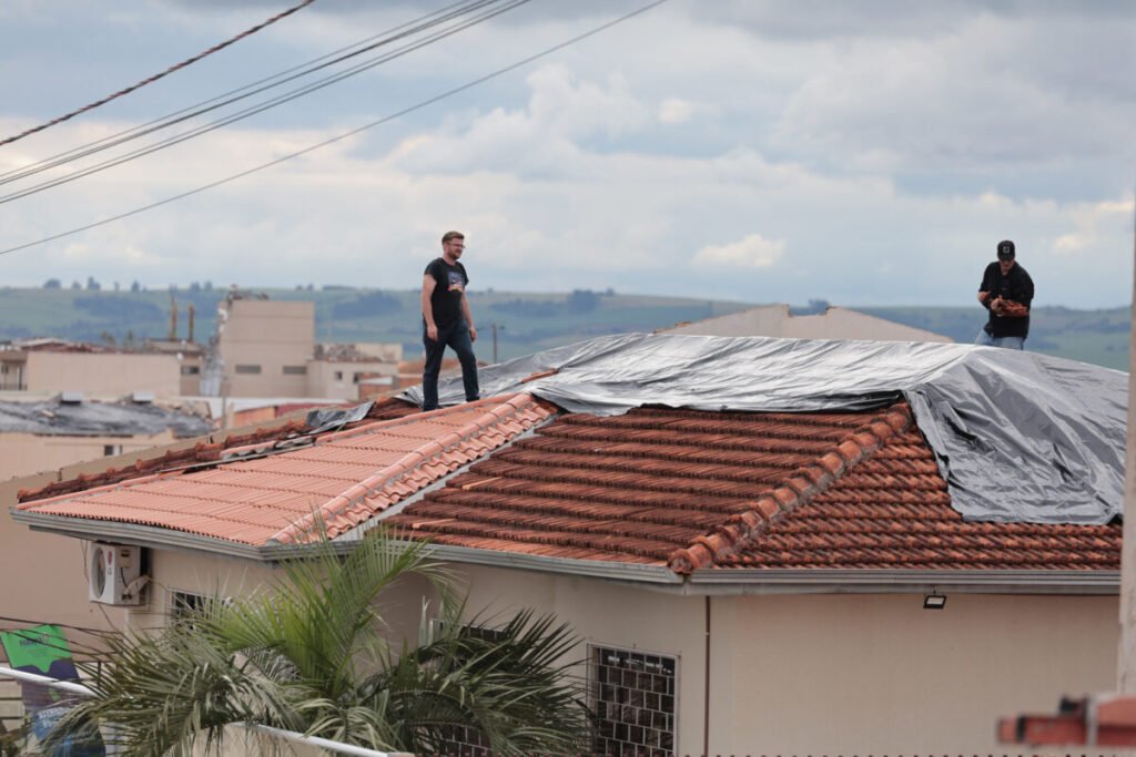 Primavera de 2025 no Paraná tem recorde de eventos extremos casa destelhada