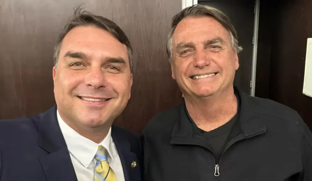 Em Carta Bolsonaro indica Flávio à Presidência em 2026 flávio e jair bolsonaro