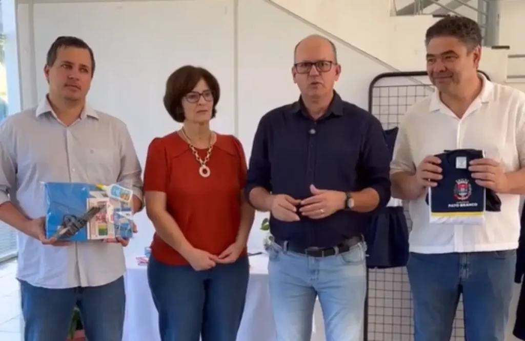 Pato Branco entrega uniformes escolares no início das aulas anúncio uniformes escolares