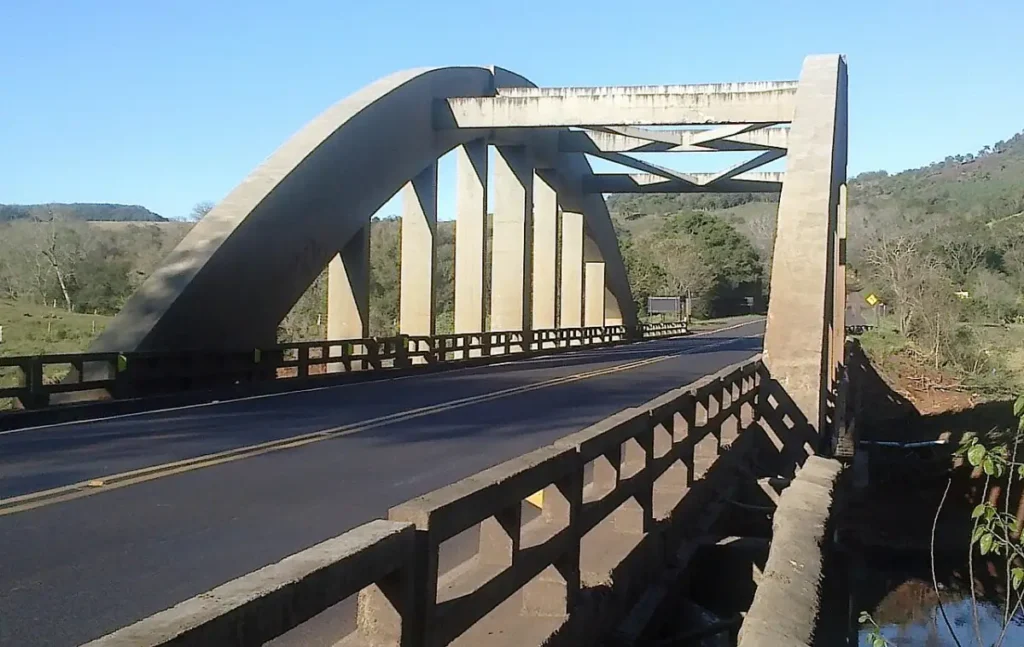 ponte sobre rio cavernoso