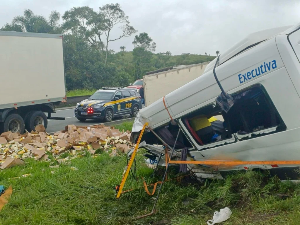 Carreta envolvida em tragédia na BR-116 tinha sido roubada acidente caminhão van 6 mortos