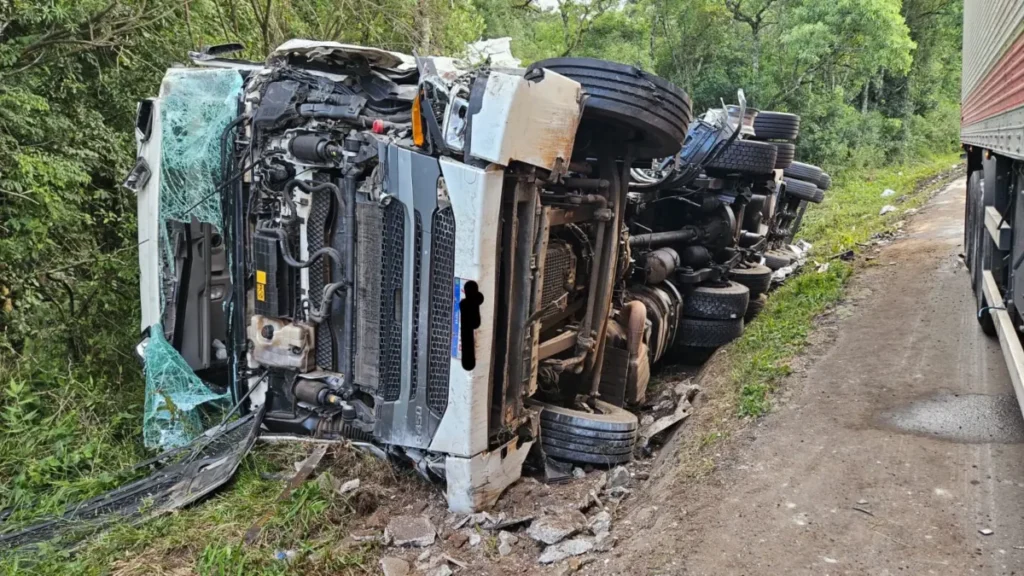 Colisão frontal entre caminhões deixa ferido grave na BR-153 acidente caminhões br 153 general carneiro1