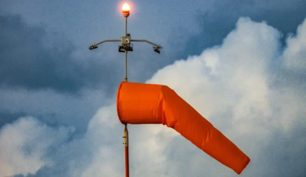 Semana de chuva terá temperaturas mais amenas prevê Simepar biruta aeroporto tempo nublado