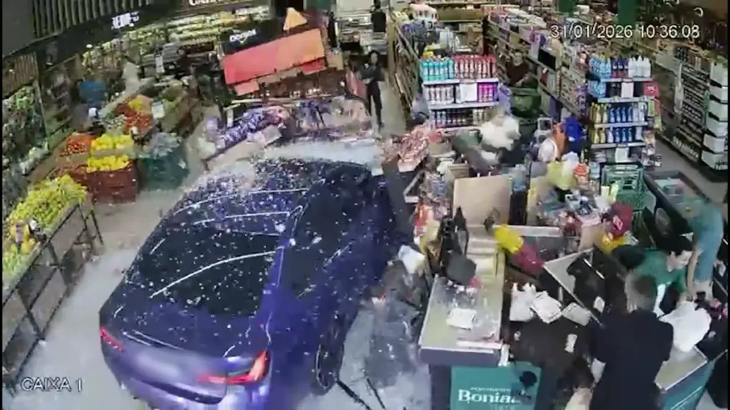carro invade supermercado cscavel